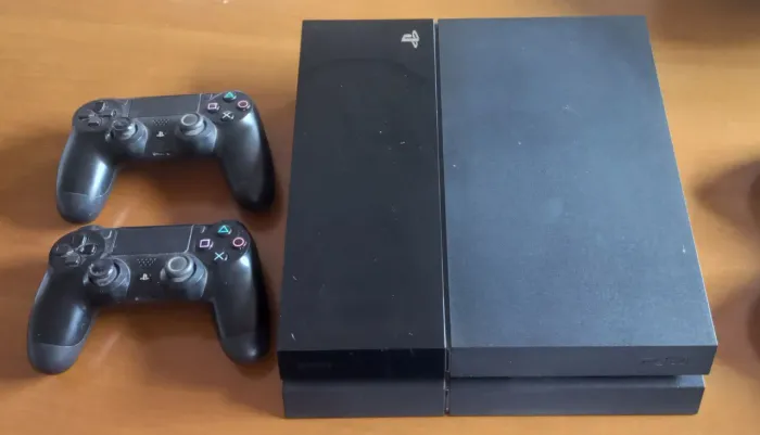 PS4 Slim 500 GB (2 controles)
