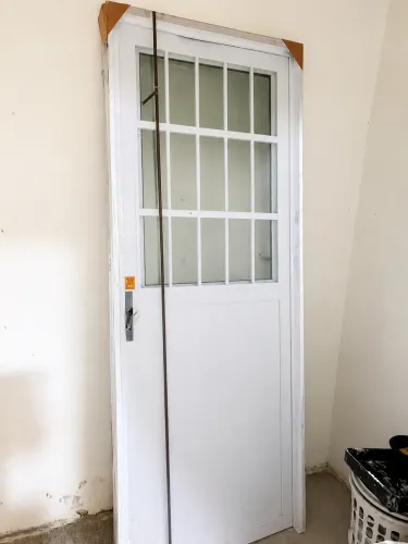 Porta de Alumínio Branca com Vidro - Nova