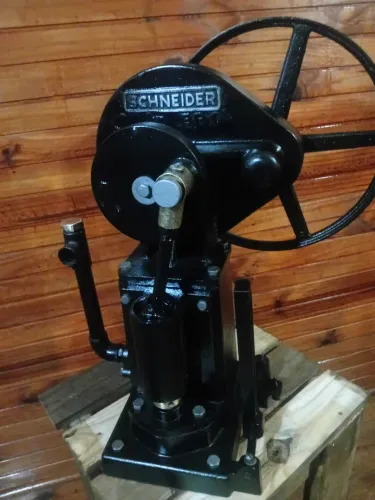 Bomba de água manual  antiga
