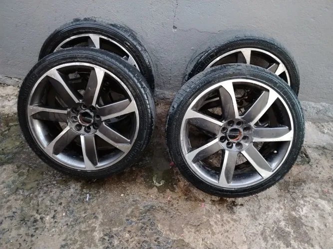Vendo rodas Fiat "17"<br>3 Pneus 205/40<br>1 pneu 195/45<br>3 pneus 80% e 1 meia vida