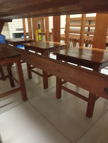 mesa de madeira com cadeiras