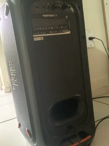 Jbl partybox 100! Otima pra ouvir um som alto dê qualidade!