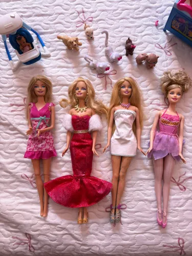 Vendo 4 Barbies anos 2000