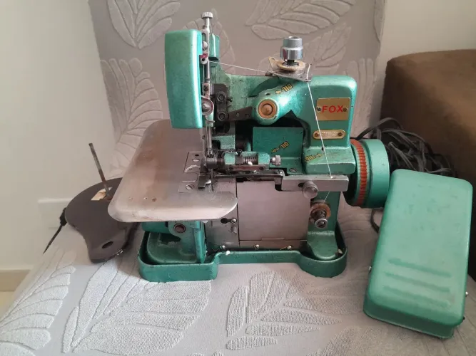 Máquina de Costura Portátil Colin 110V com Motor e Pedal