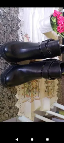 Bota de couro tamanho 35