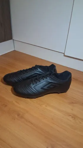 Chuteira de campo - Umbro (preta)