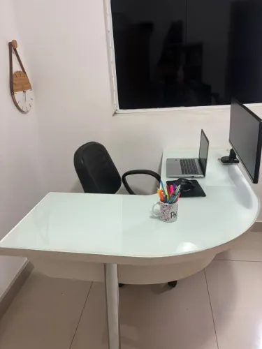 Mesa em L em ótimo estado