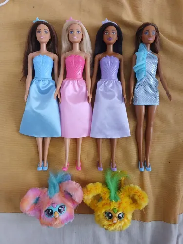 Lote Barbies e Furbys