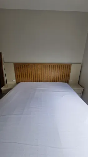 Cabeceira ripada, casal ou queen, com mesas laterais e gavetas.