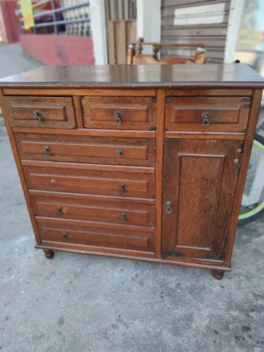 Comoda sucupira 7 gavetas 1 porta.