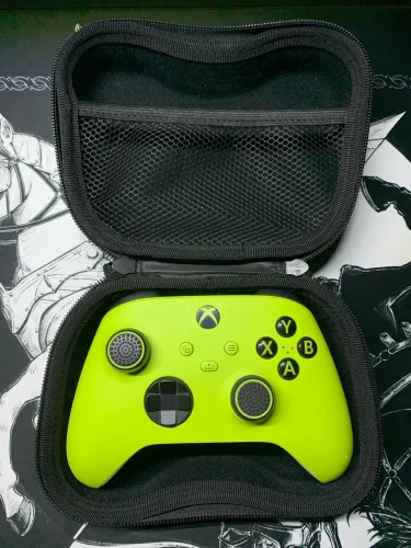 Controle Xbox Series Eletric Volt + Case de Transporte 