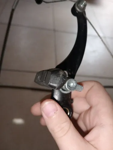 Uma parte do freio v-brake para bicicleta, semi novo poucas vezes usado.