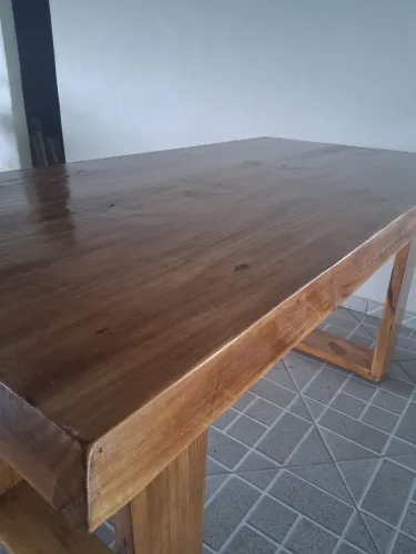 Mesa rústica de madeira