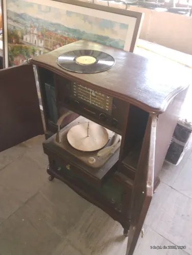 RARÍSSIMO MÓVEL COM APARELHO DE SOM TOCA DISCO E RÁDIO FUNCIONANDO.