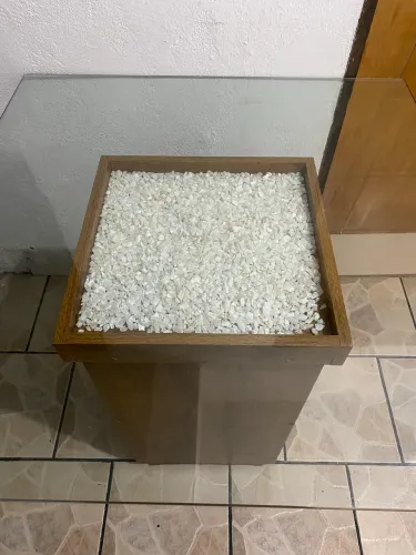 Mesa de centro em madeira com tampo de vidro