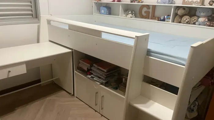 Cama com escada e mesa EXCELENTE