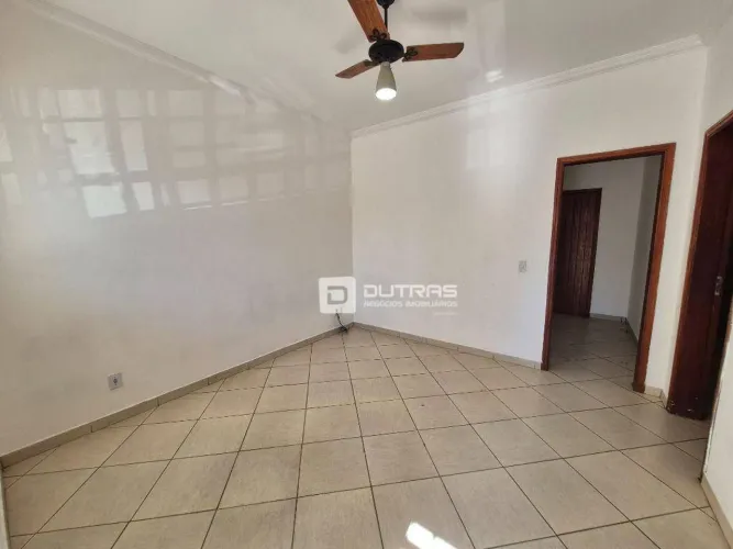 Casa para alugar no Centro 2 quartos, suíte e quintal