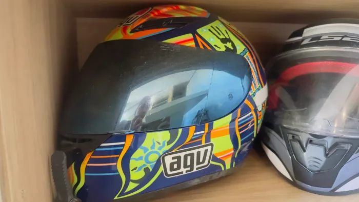 Kit com três capacetes AGV, LS2 e Norisk todos juntos