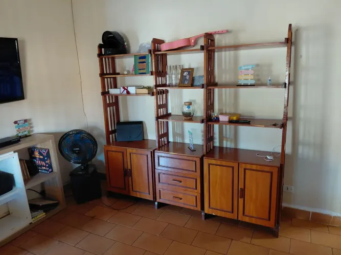 Estante de madeira, relíquia