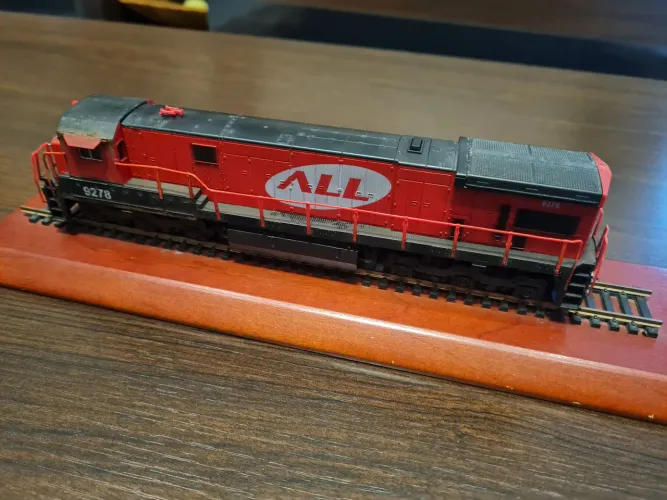 Locomotiva C30 7 ALL levemente envelhecida com kadee