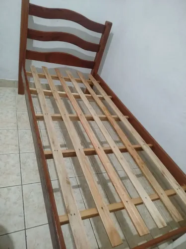 Cama de madeira solteiro