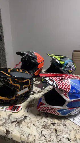 Capacete Trilha 50% de desconto Airoh e Fox. Novo na etiqueta
