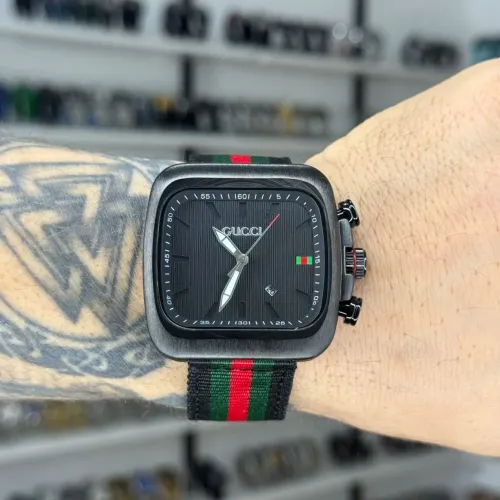 Relógio analógico Gucci quadrado preto pulseira lona