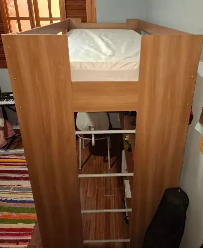 Cama alta multifuncional com escritório.