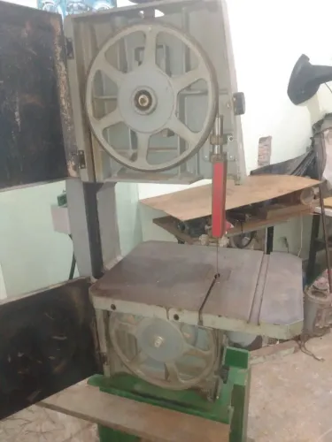 Máquina de Serra de fita perfeita e robusta, está com motor de 3cv trifásico.