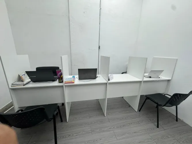 Mesa de atendimento com divisores