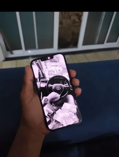 Iphone 13 c/ fundo trincado 