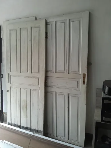 Porta de madeira de 80 e uma semiacabados de 70.