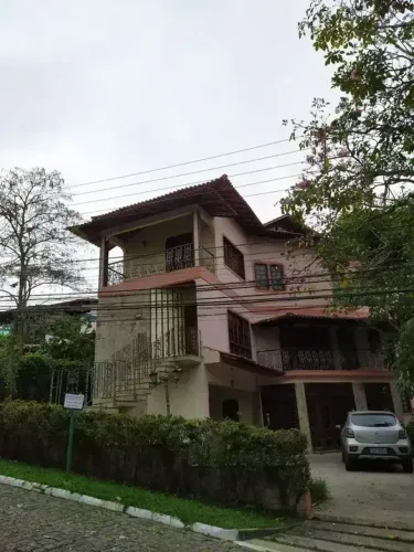 BS IMOBILIÁRIA VENDE E ALUGA:Linda casa de 4 andares, com 6 quartos, sendo 3 suítes, escri