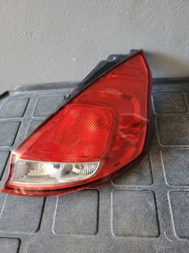 Lanterna direita new fiesta hatch com detalhe