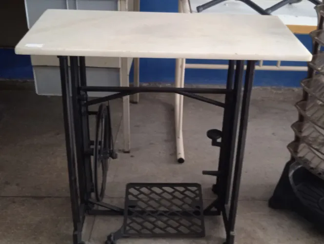 Mesa de costura com tampo de mármore