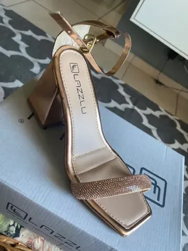 Sandália nova com strass número 36