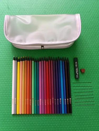 Estojo com 24 lápis de cor da marca Make+ com mais 8 grafites 0.5 Castell