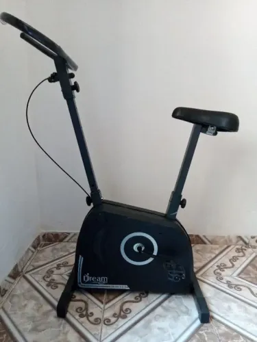 Bicicleta ergométrica, super conservado, possuí ajuste de carga, e regulagem de altura