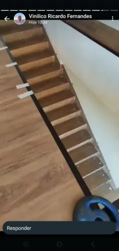 Trabalho com assentamento de piso vinilico