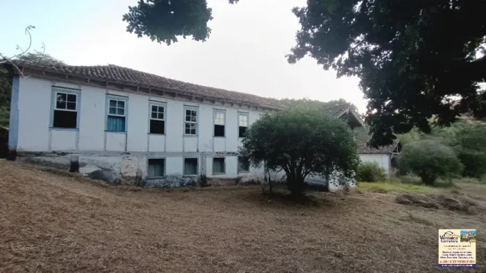 Ótima fazendinha centenária do século XVlll 2 KM da cidade.