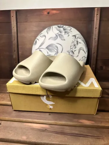 Chinelo nuvem bege novo