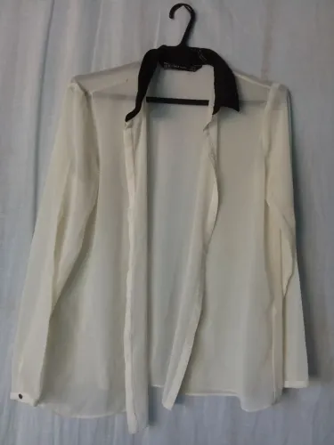 Camisa social feminina com gola preta