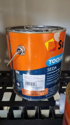 Latas de tinta com uso parcial