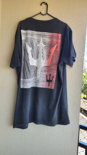 Camiseta Osklen Masculina - Estampa Tridente "Urban" - Tamanho G (Regular)