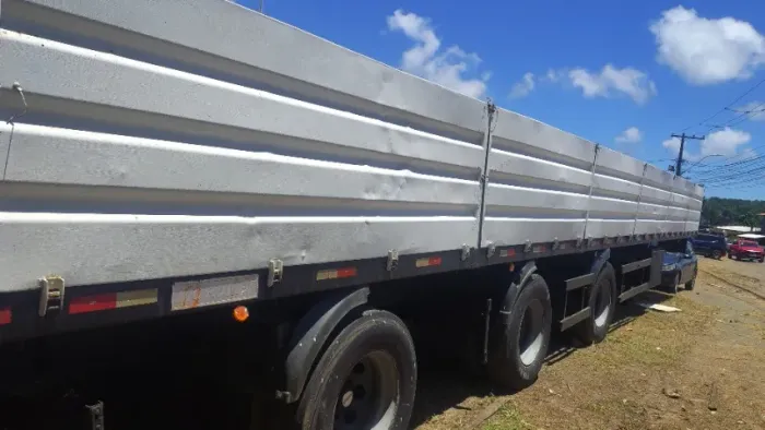 Carreta ano 2020 toda de ferro 1 m de altura 15 m de comprimento faz troca