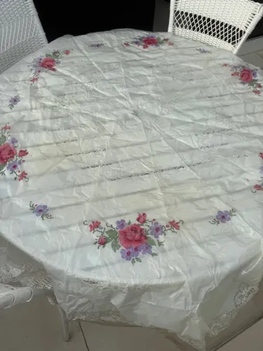 Toalha de Mesa Bordada com Flores