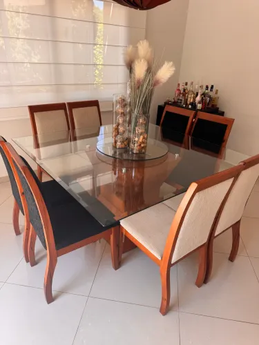 Sala de jantar com 8 cadeiras