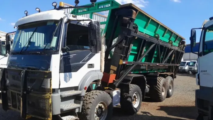 caminhão autônomo MB 3131 8x4 c/ pneu alta flutuação + transbordo santa izabel de 21 ton