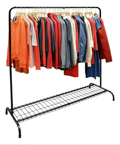 Arara de roupas com sapateira