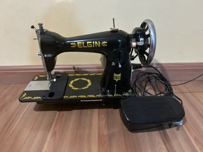 Máquina de costura Elgin B3 costura reta com motor e pedal elétrico